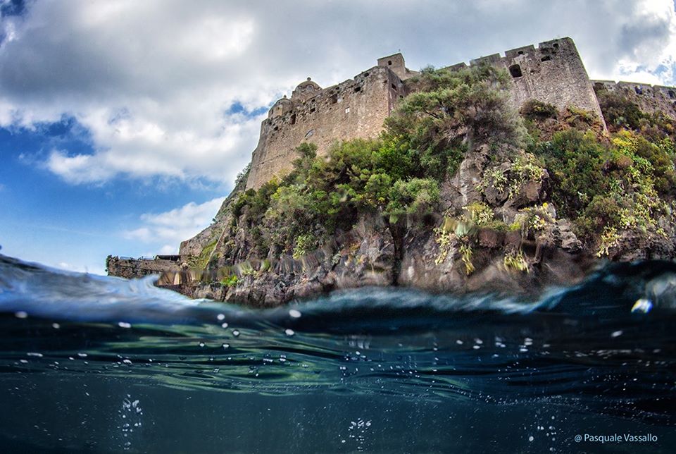 Il mare di Ischia e Procida al tempo del coronavirus